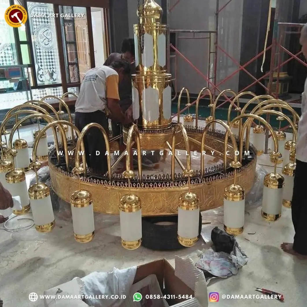 Pengrajin Lampu Masjid Nabawi Kuningan